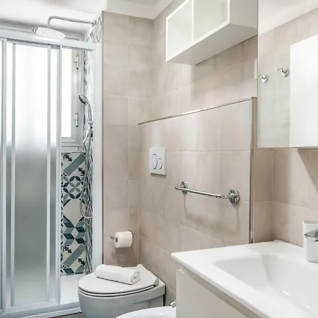 Guesthost - New Apt! 1km From Station 'la Spezia' 公寓